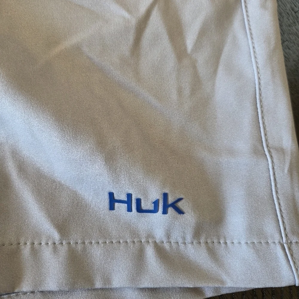 Huk Pursuit Volley Performance Fishing Shorts - Size Medium  5.5
